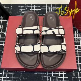 Sandalias de diseñador Zapatillas planas para mujer con zapatos de hebilla Italia Hecho Hook Loop Zapatos de lujo para hombres Goma Playa de verano Negro Beige Tamaño EUR 35-45