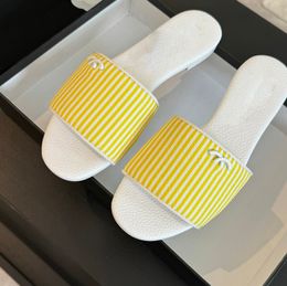 Sandalias de diseño Flying Fabric Protección ambiental Cordero forrado con suela de cuero en los pies suaves y cómodos súper versátiles