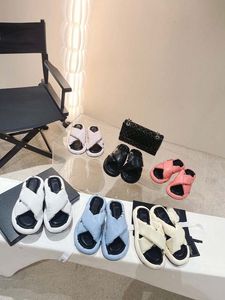 Designer Sandals Luxurious Fashion Flip-Flops Evening Classic Black avec une ambiance rétro mais sophistiquée Pantoufles polyvalentes en une seule pièce pour tous les styles