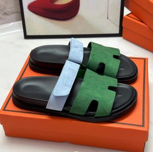 Sandalias de diseñador para mujeres Diapositivas famosas Sandale para mujeres Sliders de deslizamiento plano zapatos Flip Flip Sandal de playa casual de cuero real de calidad