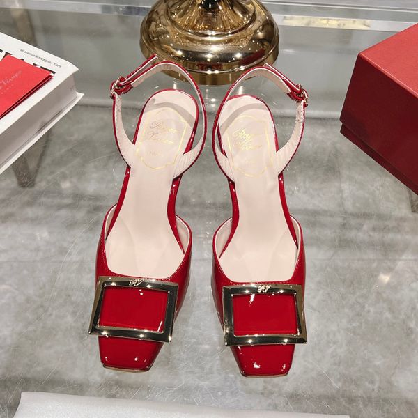 Sandalias de diseñador para mujer irradian elegancia: tacones rojos y dorados para cada ocasión especial La comodidad se une a la alta costura
