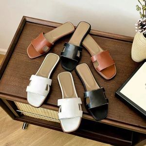 Sandalias de diseñador para mujeres Toboganes famosos Sandale para mujer Sliders de deslizamiento plano zapatos Flip Flip Sandal de playa casual Calidad de cuero real con caja 10a