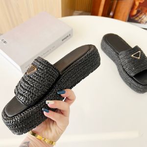 Sandales de concepteur Gold Boucle Slip on Black Brown Pool Slippers Crochet Slides Femmes Femmes CascaS Plateforme Plaw Flatform Slipper 77579