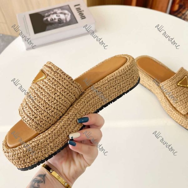 Sandalias de diseño Gold Prad Slip On Black Brown Pool Slippers Crochet Sluys Sandalias casuales de mujer Cuaradas de forma plana de paja