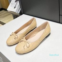 Sandalias de diseño de gama alta personalizadas a la moda clásicas para caminar zapatos de mujer banquete cena ropa marca zapatos fabricantes tamaño 35-41