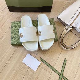 Designer sandalen Hoge kwaliteit damesjas Kruis rubberen zool strandslippers met letters Luxe dikke zool breedbandpantoffels