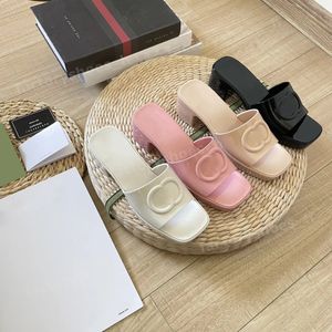 Designer sandalen jelly sandaal dames schoenen rubberen slippers dikke hoge hakken kristallen slipper dikke bodem schuifjes platform muilezels alfabet schoenen snoepkleuren glijbanen