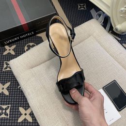 Designer Sandals Leather High Heel Chaussures pour femmes bouton de mariage de bureau d'été décoration de nuit sexy Dance T-stade
