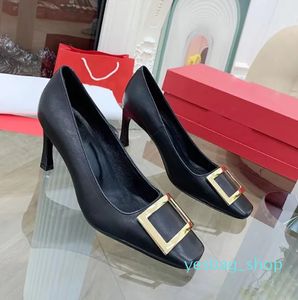 Sandalias de diseñador Zapatos de cuero Tacones de cuero de Napa de lujo de verano con marco de metal Fiesta Boda Suelas brillantes para mujeres Acogedor Adelgazante Antideslizante con caja