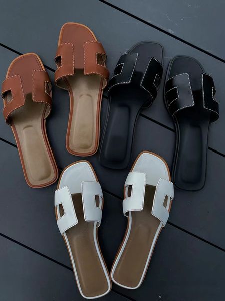Designer Sandals Luxury Beach Slippers Slides Femmes Plats Mules d'été décontractées Classic Fashion Mes dames tongs Chaussures en cuir Blanc Blanc