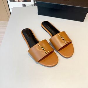 Sandalias de diseñador Toboganes de lujo Negro marrón negro Tacones planos de cuero Metálico Metálico Letras Damas para mujeres Mulas Mulas Tobas de verano 2024