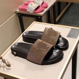 Sandalias de diseñador Zapatillas de lujo para mujer para hombre Pisos de moda clásicos Chanclas con plataforma Estampado de bordado Jalea Zapatillas de cuero de goma australianas 02