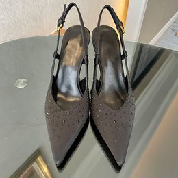 Sandalias de diseñador zapatillas de metal de metal mula puntiagudo tacones de diez rhinestone altos de sandalia de sandalia de seda real con sandalias de cuero para mujeres de alta calidad de 8,5 cm