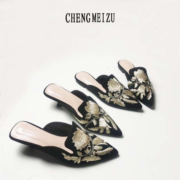 Sandales de créateur Nouveau style chinois brodé Half Slipper Womens Chaussures 2024 Produit Fleur à la mode à fond plat Sandale W