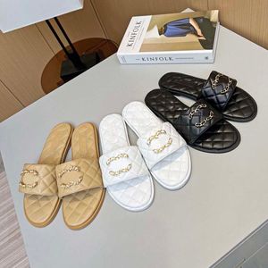 Designer Sandals nouvelles pantoufles femmes chaussures plates en cuir décontracté de plage extérieur métal 001