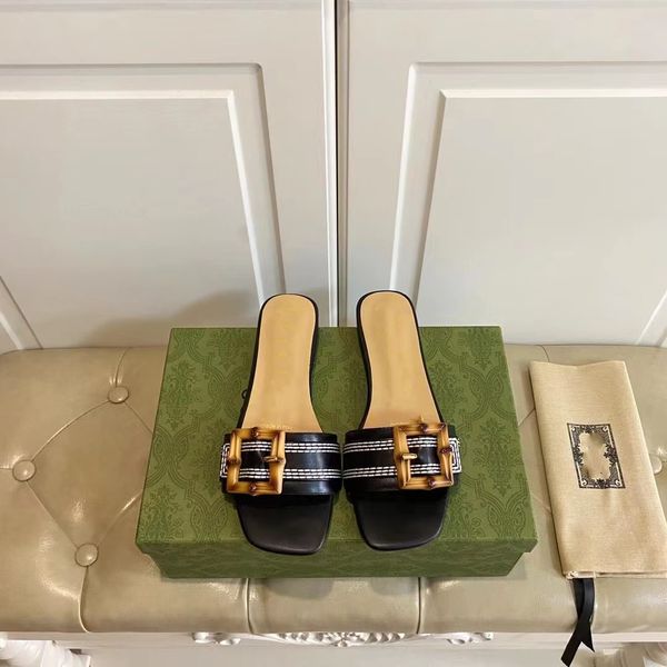 Designer Sandals New Style Slippers Modèle privé Bamboo Boucle de boucle de vache en cuir supérieur doublure en peau de mouton 35-43 avec boîte à chaussures