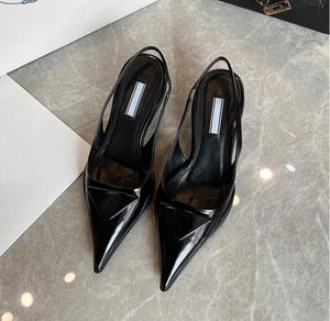 Sandales de créateurs pointues à talons hauts chaussures simples P Triangle chaton talons sandale pour femmes noir blanc rose bleu chaussures de mariage 35-40