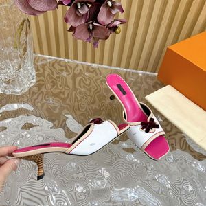Sandalias de diseñador Retro Velvet Bow Sandalias de tacón alto Talillo Gatito zapatillas de cuero de alta calidad Sandalias de verano de la punta cuadrada del dedo del pie 6cm