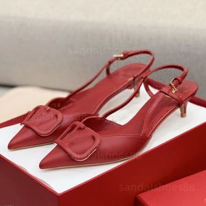 Sandalias de diseñador Tacos de lingno zapatos Mujer gatito Tacones de linguez de la bomba de punta de punta de punta de cuero de cuero real plateado negro beige rojo tacón para mujeres para mujeres