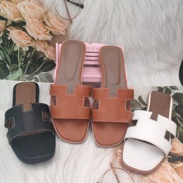 Con toboganes de diseñador de cajas zapatillas de sandalia playa clásica sándalo plano plano de lujo de verano chanclas de cuero hombres mujeres
