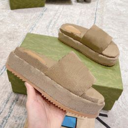 Sandales de créateurs Slippers Men d'été Femme Chaussures en forme de diapositives de luxe multicolo