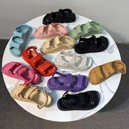 Printemps / été nouvelles sandales de créateurs Sandales pour femmes Chaussures décontractées en cuir de veau de haute qualité Appartements matelassés Pantoufles de luxe de plage confortables d'été 35-42 Super choix