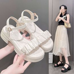 Sandales de créateurs Petite stature augmente hauteur épaisse femme Summer 2024 Nouveau style fée décontracté et polyvalent chaussures à talons