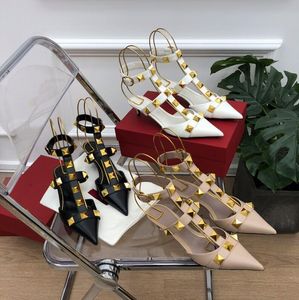 Sandalias de diseñador Diapositivas de primavera y otoño Nuevas mujeres Zapatos planos de tacón alto Decoración con remaches Sandalias con punta en punta Sandalias de moda negras con bolsa para el polvo