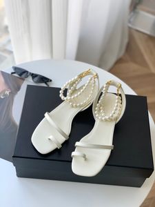 Designer sandalen bestrooid met parels heel mooi voor vrouwen en dragen het het gevoel van voet is comfortabel