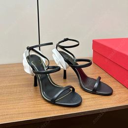Sandalias de diseñador V Tacones altos decoración de flores clásicas zapatos de vestir de lujo para mujeres tacones delgados sandalias de boda rojos zapatos de boda