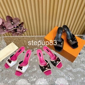 Sandales de créateur Vintage Velvet Bow Sandale à talons hauts Talon Slipper Femmes Top Quality Presbyopie Cuir Chaussures Square Toe Summer 6cm