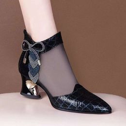 Designer Sandals Water Diamond Mesh Boots Womens Middle Heel Hollow Talons épaisses chaussures surdimensionnées respirantes Cool pour le printemps / été 2024