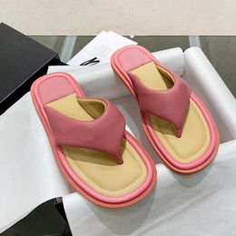 Sandalias de diseñador Mujer Mulas Diapositivas planas Chanclas Verano Playa Comodidad Parte inferior Plataforma de cuero Al aire libre Zapatilla informal Tamaño grande con caja NO357