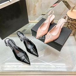 Sandalias de diseñador Zapatos de vestir para mujeres Sandalias de tacón de tacón de tacón Slingbacks Bombas de cuero de patente
