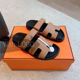Sandales de créateurs Femmes Famous Slides Sandale Slippers Plateforme Womens Plateforme Luxury Sliders Chaussures Flip Flips Sandale de plage décontractée en cuir réel avec boîte 10a 990