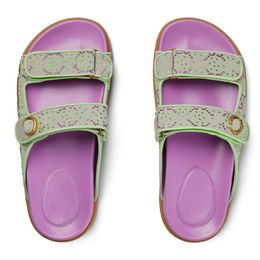Designer Sandals Femmes Flat Sildes Summer Beach Slippers Mens Chaussures décontractées Fashion Purple Crystal Canvas Couples Luxury Sandale Métal Stractures PEEP TOE SILDE