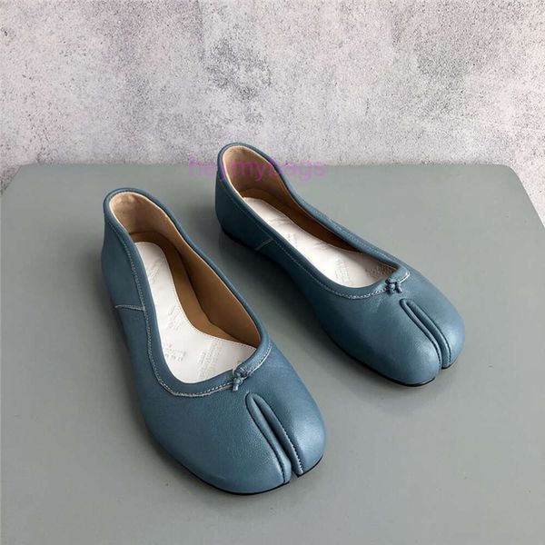 Sandalias de diseñador Mujeres Tacón de tacón zapatos de punta Mm6 para mujeres en verano Horseshoe Pigs de cuero suave Ballet de cuero Ballet de cuero zapatos de corte poco profundo