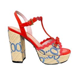 Designer Sandals Femmes High Heels Chaussures Summer Page Piscine Sandale Bowknot Buckle Chaussure Boupe tressée Plateforme Sandale Room Room Shoes Lacework Top Quality
