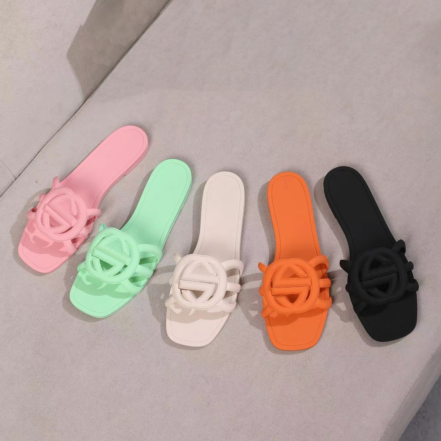 Дизайнерские сандалии женщины, переполняющие слайды резиновые тапочки.