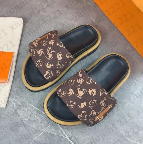 Sandales de créateurs Femmes Luxury Slide Flats épais tongs au fond
