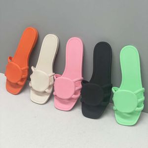 Sandales de concepteur Femmes Slippers en caoutchouc Chaussures plage dames glissements plats orange d'été extérieur imperméable taille 35-41 avec boîte 560