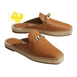 Sandales de créateurs Sandales pour femmes Summer Sémain Sandales Travel Sandales Sandales en cuir Luxury Fashion Slippers Flat Falfskin et Sandales de paille avec semelles tressées