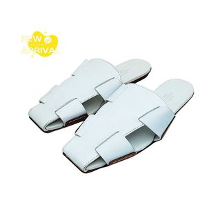 Sandales de créateur sandales féminines Summer Beach Slippers Sandales Sandales en cuir Sandales de luxe Luxe Slippers plates tongs plats blancs