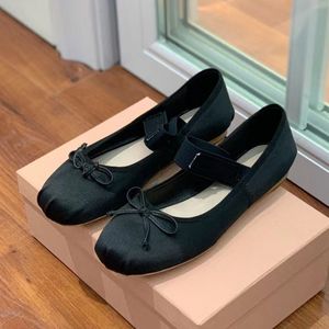 sandales de créateurs femmes sandales célèbres créateurs femmes chaussures de danse professionnelle ballerines en satin noir sandales à bouche peu profonde femmes mocassins ballet chaussures habillées plates
