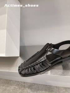 Sandales de créateurs femmes sandales célèbres designer femmes sandales d'été creux de chaussures romaines Femmes Sandale tissée Toes plage Flages Footwear Footwear Taille 35-40