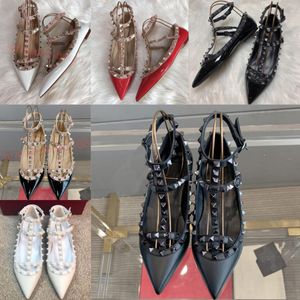 Sandalias de diseñador, zapatos de mujer con remaches planos, zapatos de fiesta de boda puntiagudos, hebillas de mujer, tachuelas planas de lujo, remaches de charol, zapatos de vestir con tiras, zapatillas blancas y negras