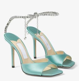 Sandalias de diseñador Zapatos de mujer Sandalias Saeda de lujo Correas de tobillo con adornos de cristal Punta abierta Tacón de aguja EU35-43 con caja de boda