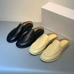 Designer Sandals Femmes Slide Talons Chaussures Niche le luxe léger Plat Footd Foet Toe Bun Slipper Womens Roundhered Person paresseuse Cool en cuir pantoufles