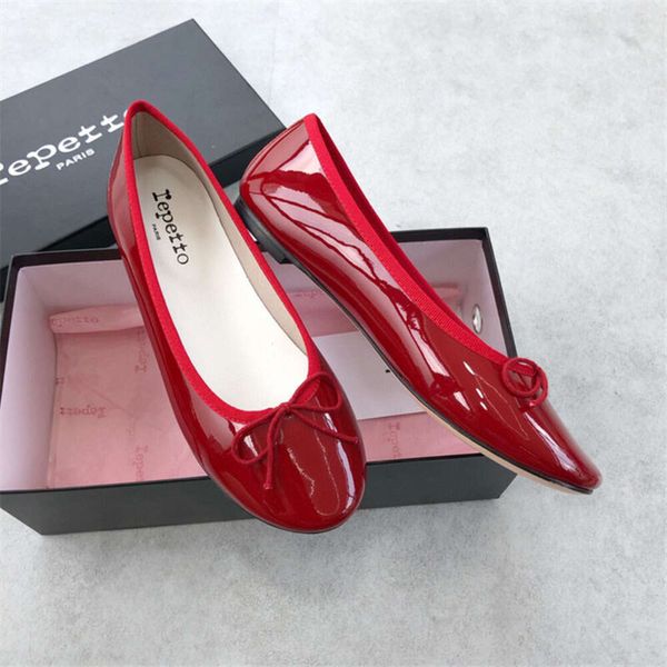 Sandalias de diseñador Mujeres Tacones deslizantes zapatos Batch Batch Ballet Zapatos Ballet para mujer Botthera plana de cuero pequeño laca roja francesa arco