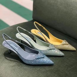 Sandalias de diseñador Mujer Slingback Bomba Zapatos de vestir de diamantes de imitación Tacones altos de lujo Logotipo de triángulo Correa de tobillo Punta puntiaguda Zapatos de boda de fiesta acolchados con caja 0102